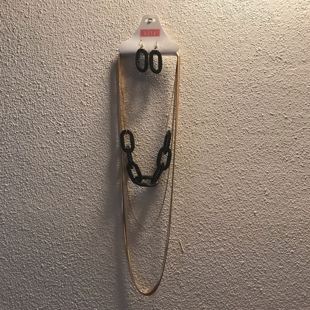 Necklace and earring set